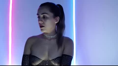 Iris Luna  online show from November 4, 2025, 4:33 am