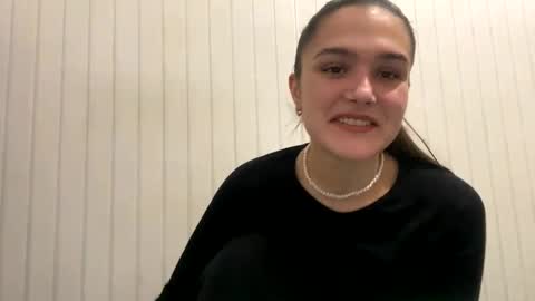 irisss31 online show from December 19, 2024, 7:07 pm
