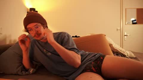 Sam online show from April 17, 2026, 7:39 pm