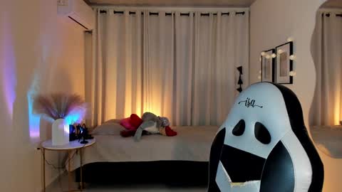 isa_____ online show from February 5, 2025, 12:53 am