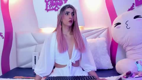 Isa  online show from November 13, 2025, 4:00 am