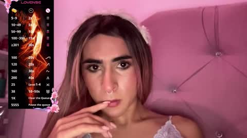 Isa  online show from November 19, 2025, 5:07 am