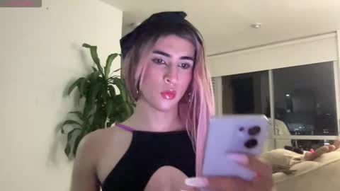 Isa  online show from November 27, 2025, 3:19 am