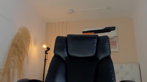 Snapshot of isaac_cryston chatting on November 6, 2025, 8:32 pm isaac_cryston online show from November 6, 2025, 8:32 pm