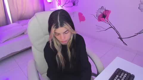 isabela_fiorelli online show from November 24, 2025, 1:33 pm