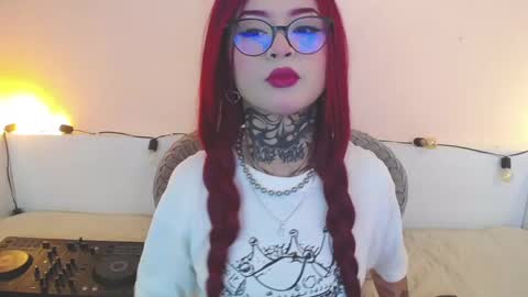 Snapshot of isabella__dark chatting on December 4, 2024, 9:24 pm    online show from December 4, 2024, 9:24 pm