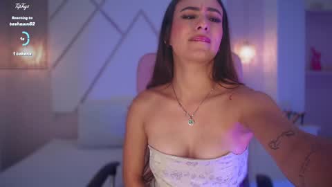 Snapshot of isabella__shine chatting on February 5, 2025, 10:12 pm Isa online show from February 5, 2025, 10:12 pm