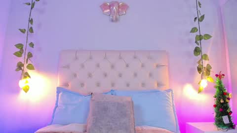 Snapshot of isabella_flowerss chatting on December 24, 2024, 1:27 am online show from December 24, 2024, 1:27 am