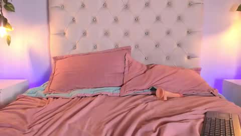 Snapshot of isabella_flowerss chatting on October 14, 2025, 9:04 pm online show from October 14, 2025, 9:04 pm