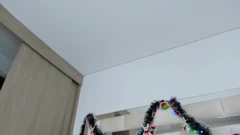 isabella_gomez11 online show from December 18, 2024, 10:02 pm