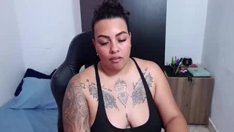 Snapshot of isabella_hots chatting on January 22, 2025, 8:38 pm estefania online show from January 22, 2025, 8:38 pm