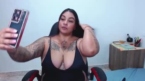 Snapshot of isabella_hots chatting on March 7, 2025, 8:00 pm estefania online show from March 7, 2025, 8:00 pm