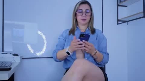 Snapshot of isabella_lt chatting on February 19, 2026, 10:11 am online show from February 19, 2026, 10:11 am