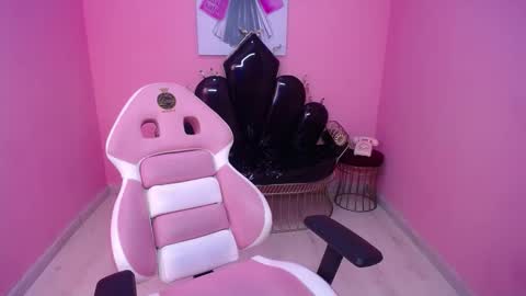 Isa  online show from October 29, 2025, 2:19 pm