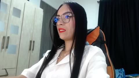 Snapshot of isabella_piercee chatting on May 19, 2026, 9:59 am isabella_piercee online show from May 19, 2026, 9:59 am