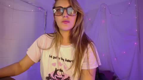 Isabella Rros online show from December 15, 2025, 11:09 pm