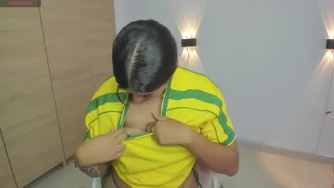 Isabella Thompson online show from September 30, 2025, 8:58 pm