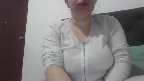 isabellaa_hills_ online show from November 13, 2025, 4:17 pm