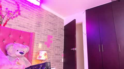 Snapshot of isabellabroms21 chatting on February 8, 2025, 7:38 pm    v online show from February 8, 2025, 7:38 pm