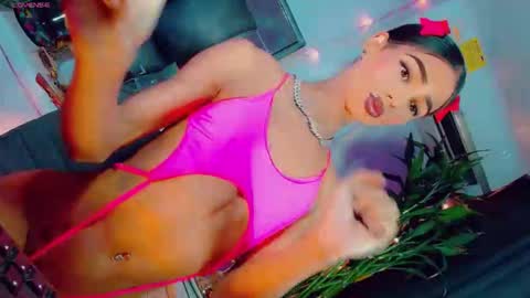 isabellagirs online show from April 16, 2026, 8:09 pm