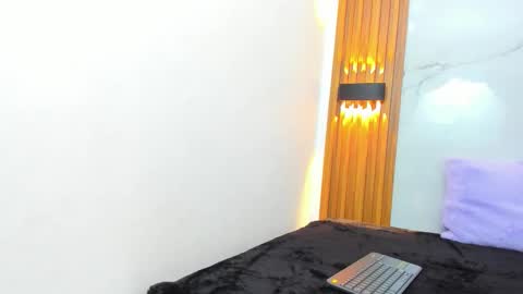 isabellamonet online show from November 14, 2025, 11:09 am