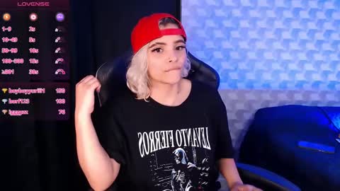 Isabella Mout  online show from January 26, 2025, 5:45 am