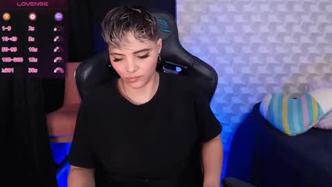 Isabella Mout  online show from February 2, 2025, 6:10 pm