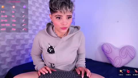 Isabella Mout  online show from February 11, 2025, 2:24 pm