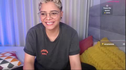 Isabella Mout  online show from November 23, 2025, 8:30 pm