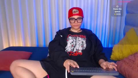 Isabella Mout  online show from December 4, 2025, 10:29 pm