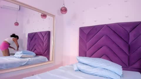 Isabellsmmith online show from October 20, 2025, 7:58 pm