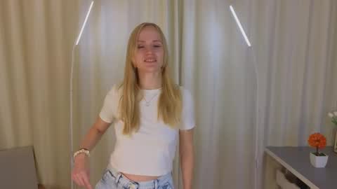 Snapshot of isauraluciano chatting on November 25, 2025, 4:12 am Olivia online show from November 25, 2025, 4:12 am