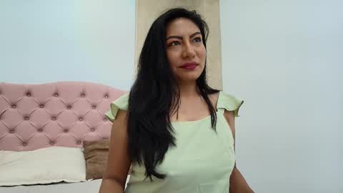 Isis Choi online show from November 28, 2025, 7:05 pm