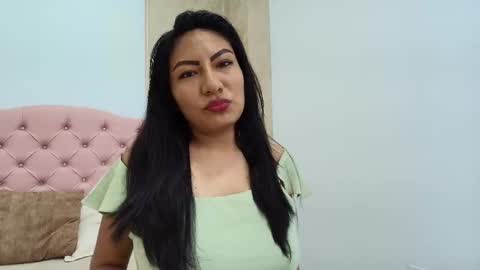 Isis Choi online show from December 5, 2025, 7:21 pm