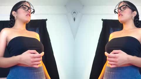 isis_valen online show from December 3, 2025, 12:36 pm