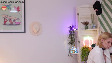 Lou  Peaches online show from March 19, 2026, 9:08 pm