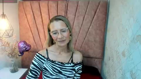Snapshot of issa_milf__ chatting on October 15, 2025, 1:22 pm ISSA MILF online show from October 15, 2025, 1:22 pm