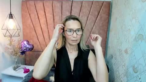 Snapshot of issa_milf__ chatting on November 6, 2025, 1:12 pm ISSA MILF online show from November 6, 2025, 1:12 pm