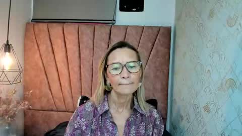 Snapshot of issa_milf__ chatting on November 15, 2025, 12:13 pm ISSA MILF online show from November 15, 2025, 12:13 pm