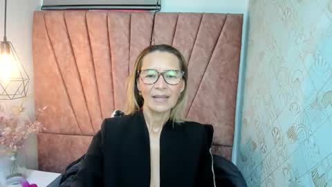 Snapshot of issa_milf__ chatting on November 17, 2025, 1:06 pm ISSA MILF online show from November 17, 2025, 1:06 pm