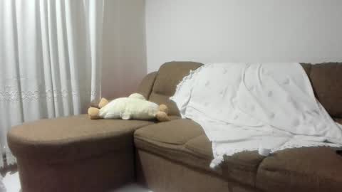 Issabelle online show from November 12, 2025, 6:03 am