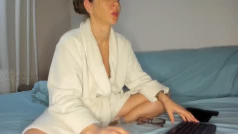 Issabelle online show from December 22, 2025, 5:48 am