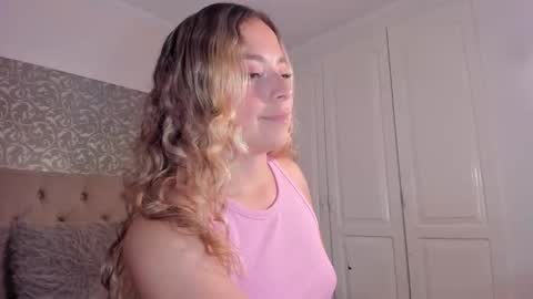issadorajames online show from October 19, 2025, 2:29 pm