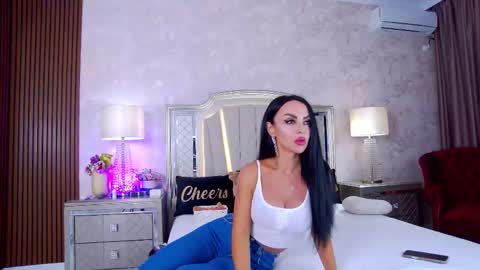 Issadorra online show from September 28, 2025, 5:02 am