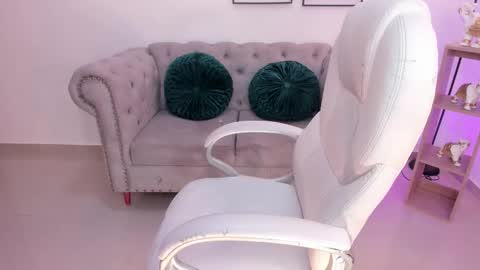 issi_loren online show from January 11, 2026, 4:34 pm