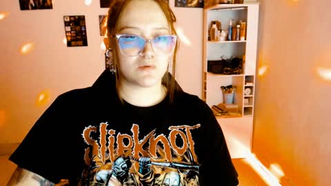 Snapshot of issis_demon chatting on December 28, 2024, 7:11 am Yiz online show from December 28, 2024, 7:11 am