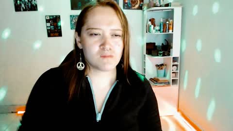 Snapshot of issis_demon chatting on December 29, 2024, 5:53 am Yiz online show from December 29, 2024, 5:53 am