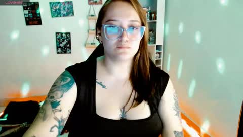 Snapshot of issis_demon chatting on February 23, 2025, 7:22 am Yiz online show from February 23, 2025, 7:22 am