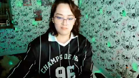Yiz online show from May 15, 2026, 11:45 pm