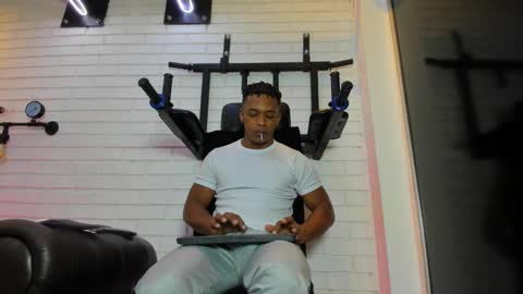 Italo Moore online show from November 27, 2025, 11:23 am